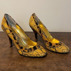 Yellow snakeprint pumps